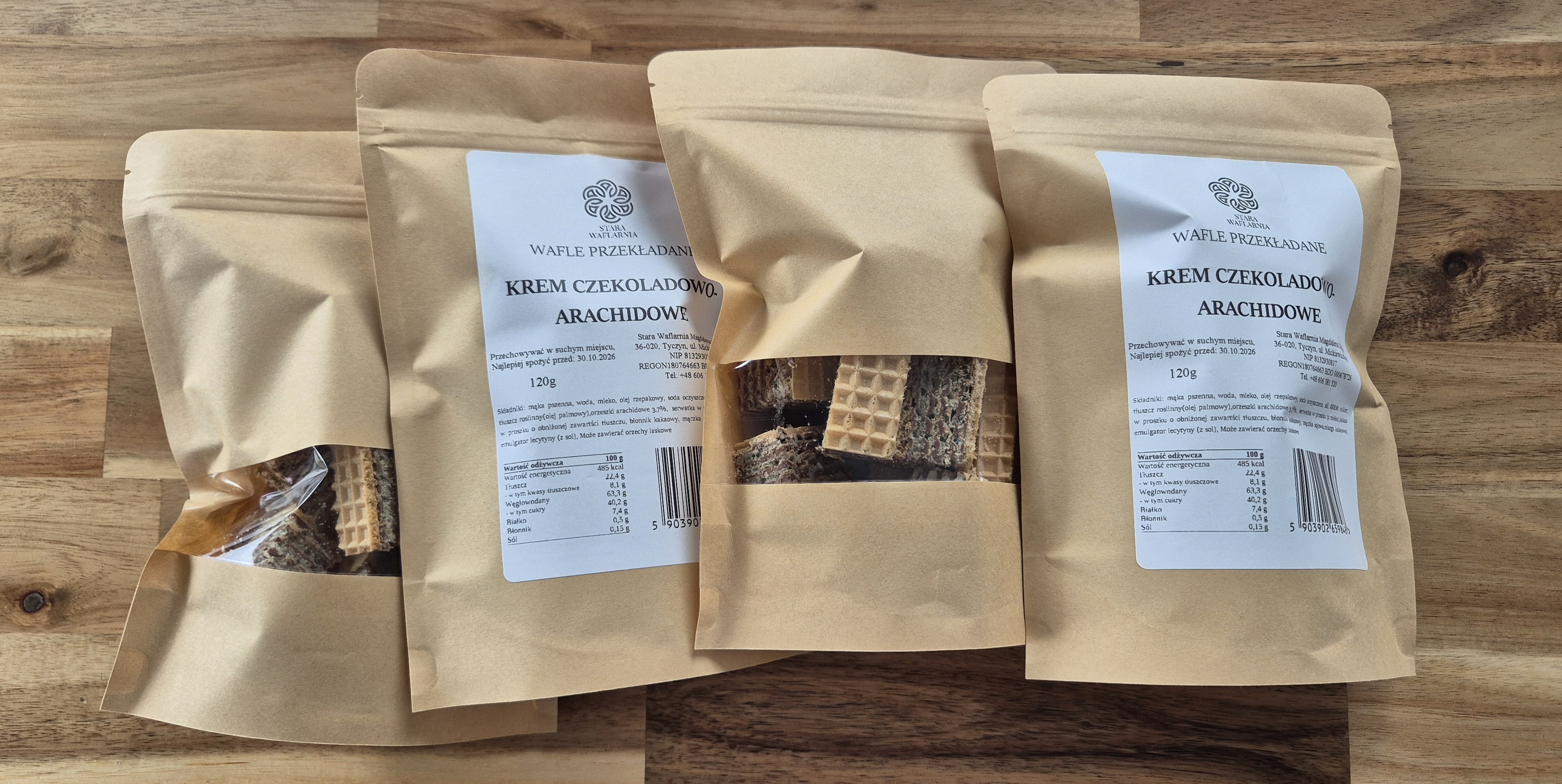 Wypiekane wafle przekładane kremem czekoladowym i orzechami arachidowymi