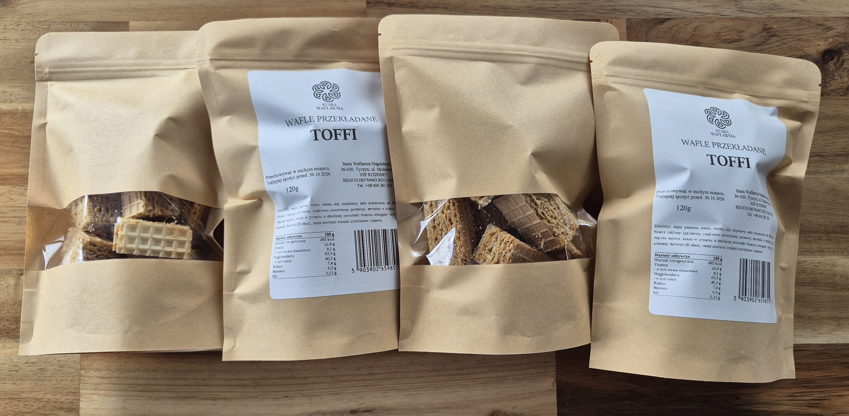 Tradycyjne polskie wafle przekładane słodkim toffi